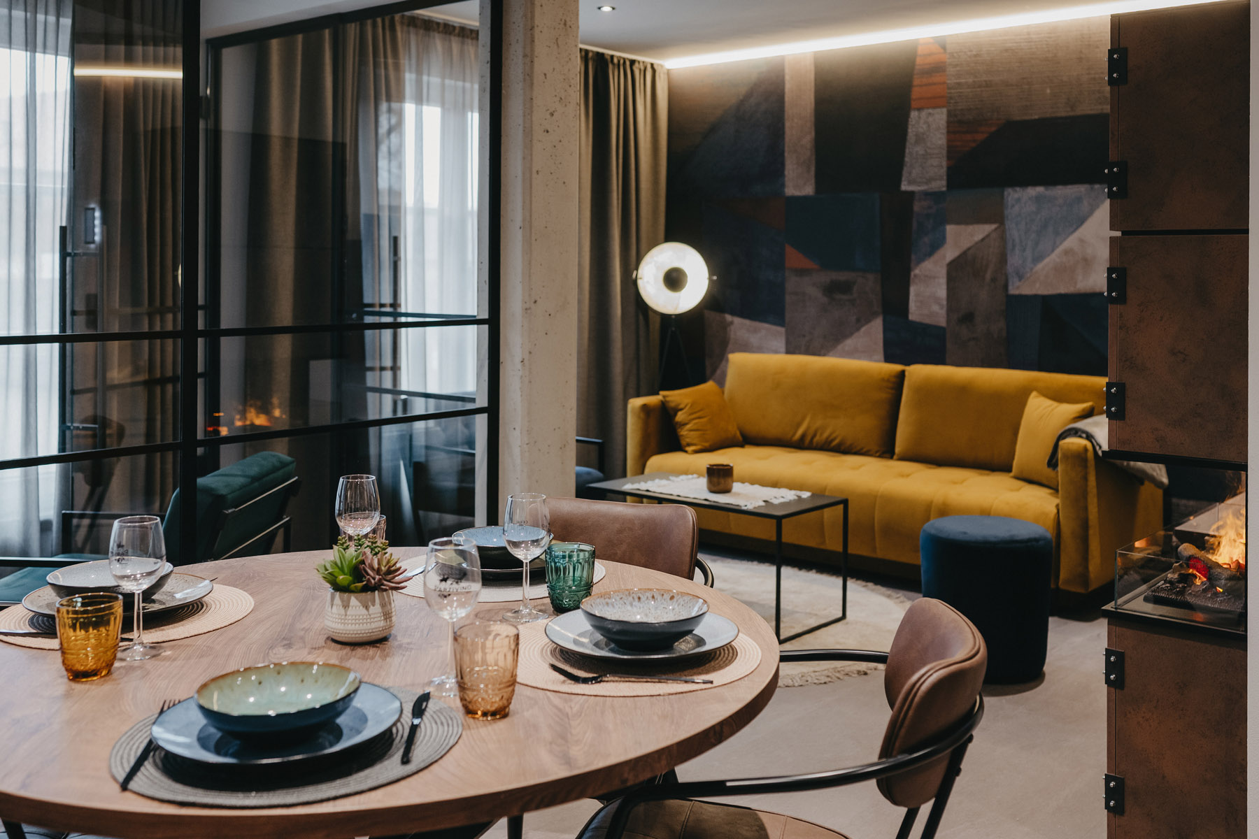 Modern eingerichtete Suite mit Wohn- und Essbereich in den Parzivita Boutique Suites